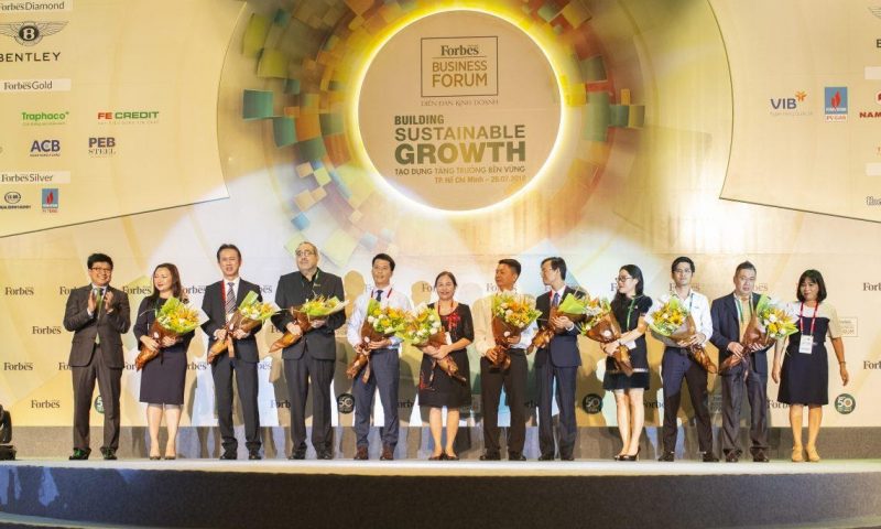 Photo of businesses’ representatives receiving honorary flowers at the Forbes 2018 business forum